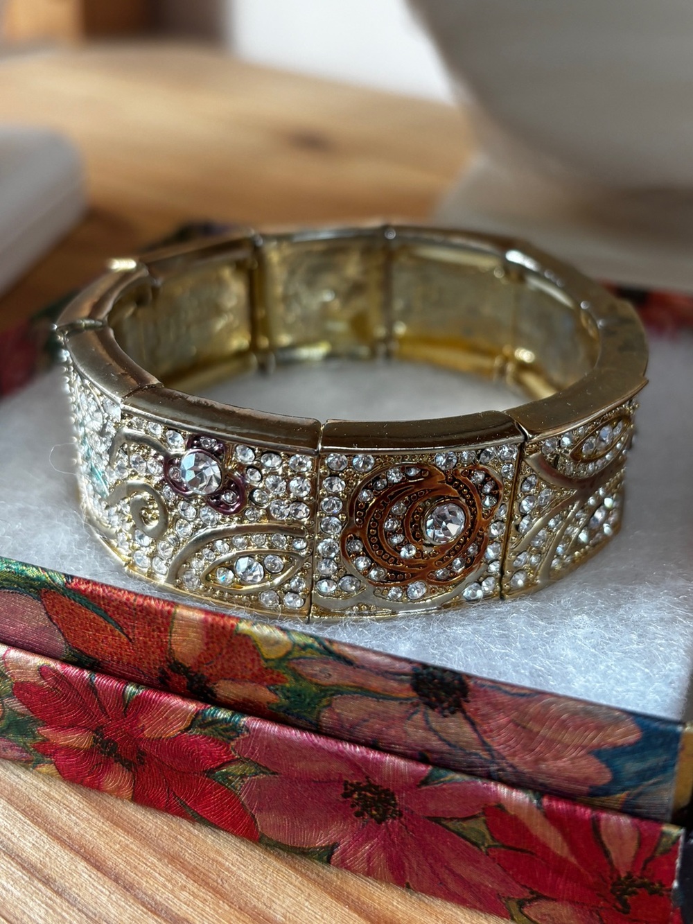 (NEW) Gold Floral Rhinestone Stretch Bracelet - Brand Unspecified